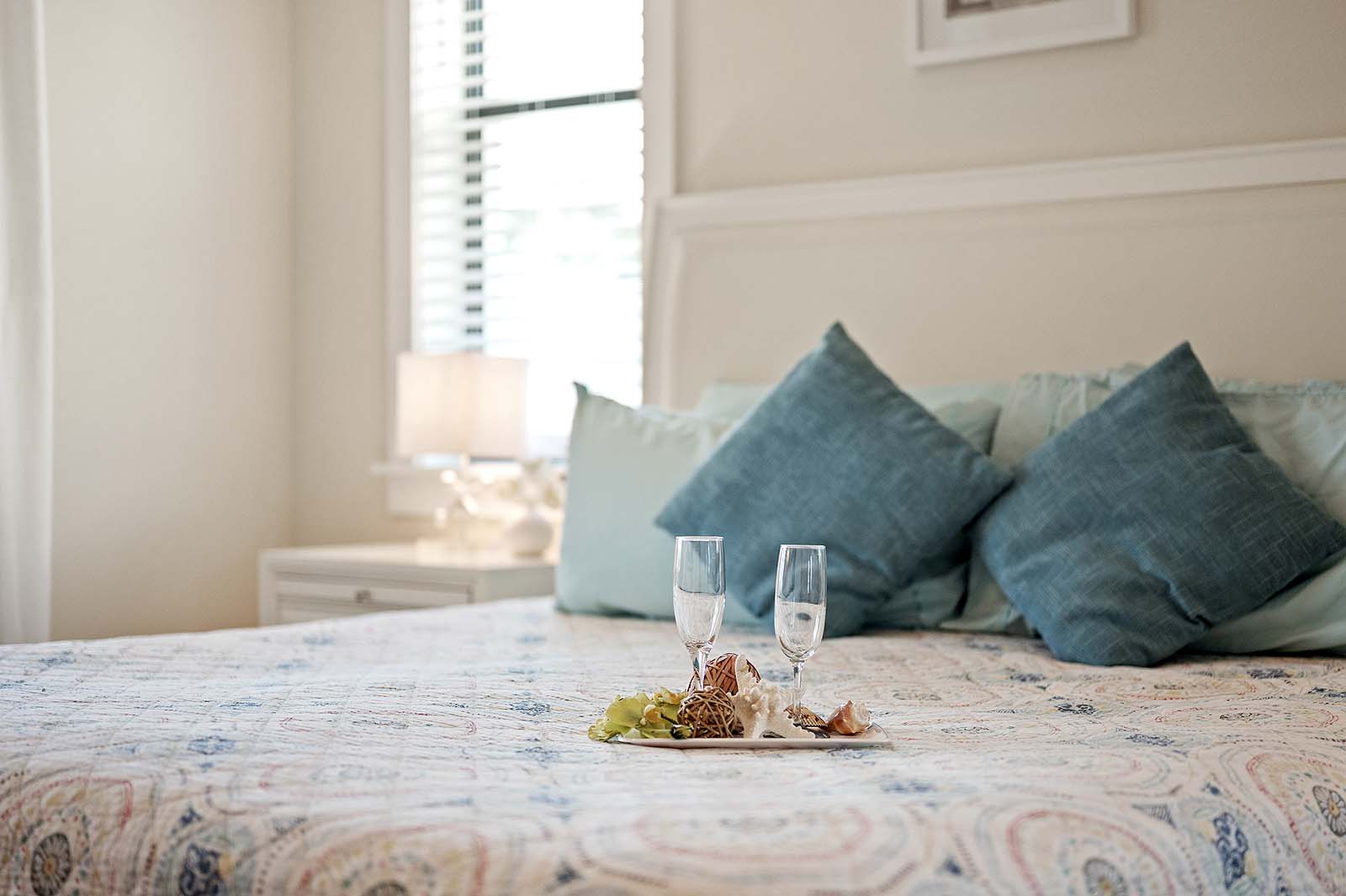 Veranda am Kanal mit Grill und Sitzbereich am Wasser