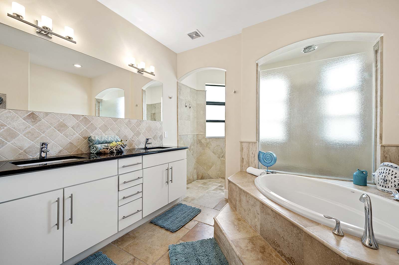 Blick auf den Kanal mit privatem Bootssteg und Sitzbereich im Außenbereich.