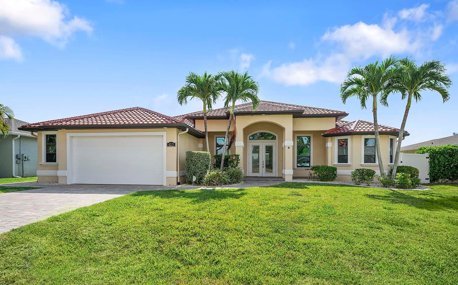 Blick auf den Kanal mit privatem Bootssteg und Sitzbereich im Außenbereich.
