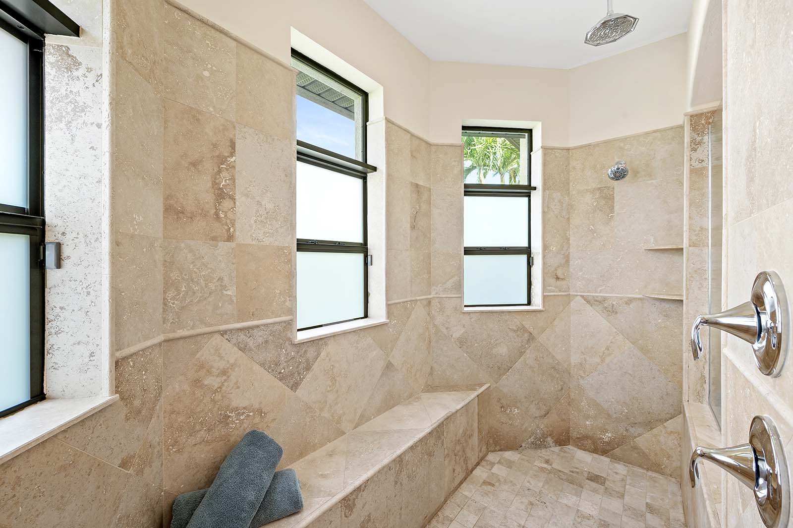 Blick auf den Kanal mit privatem Bootssteg und Sitzbereich im Außenbereich.