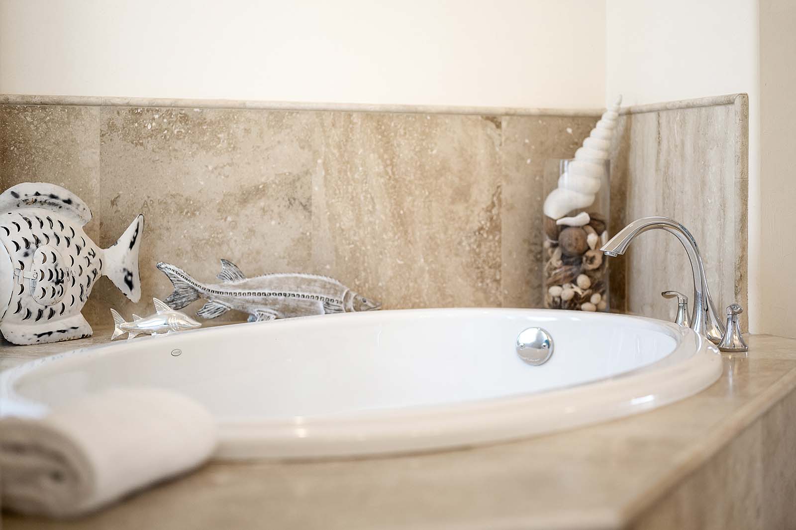 Überdachte Veranda am Kanal mit Sitzbereich und Blick aufs Wasser.