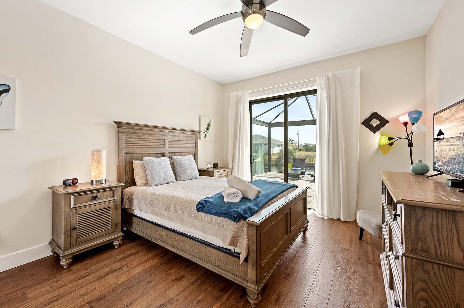 Blick auf den Kanal mit privatem Bootssteg am Ferienhaus.