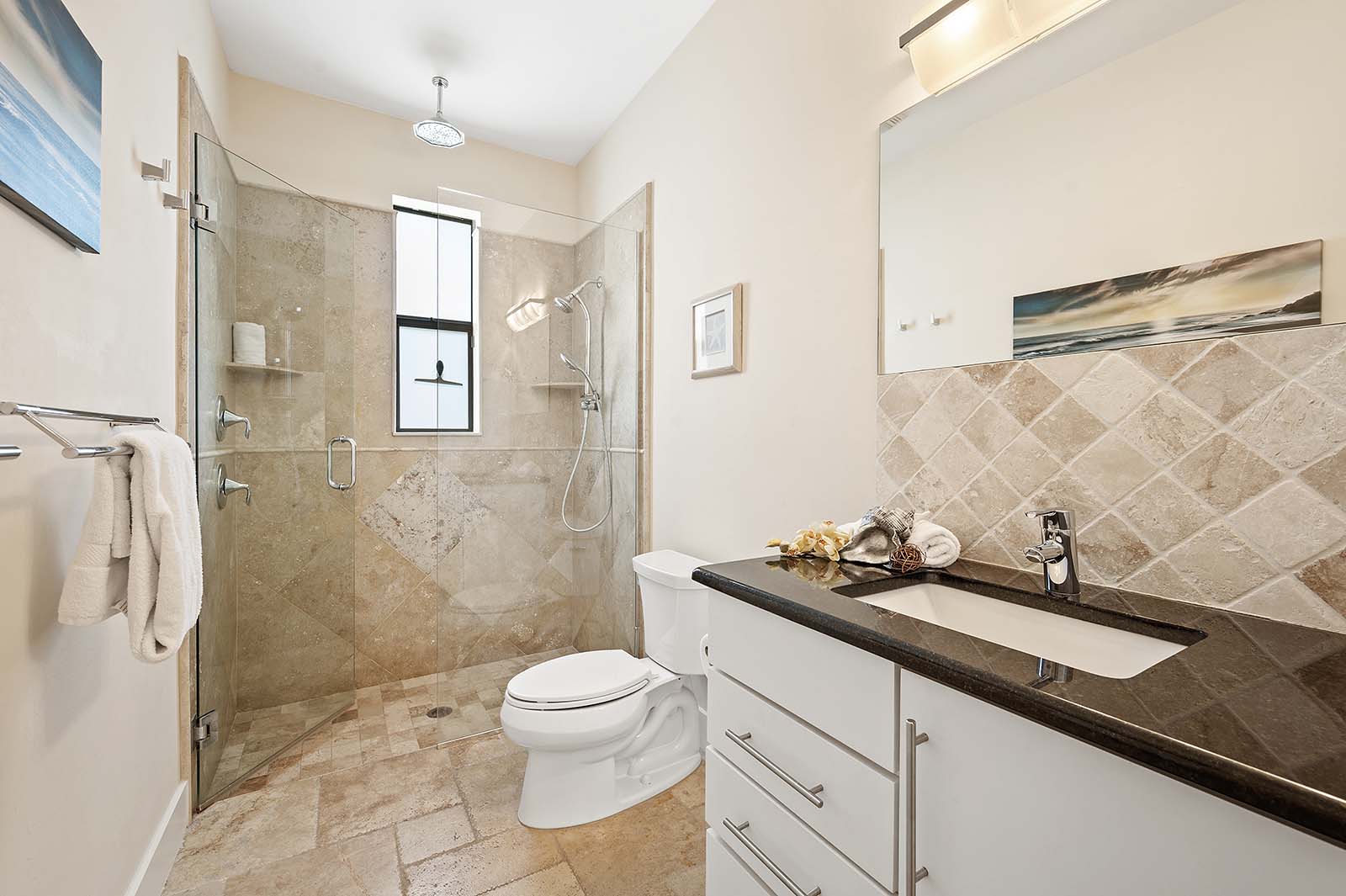 Blick vom Kanal auf das Ferienhaus mit privatem Bootssteg.