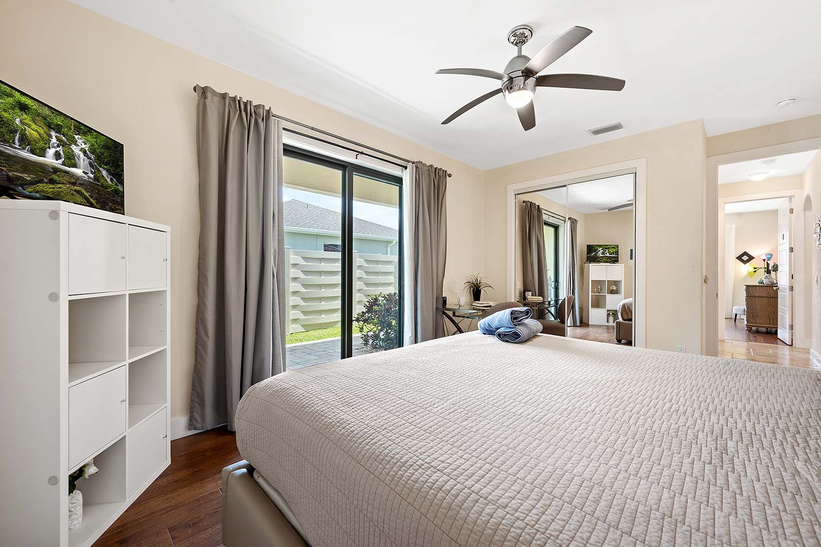 Blick auf den Kanal mit privatem Bootssteg am Ferienhaus.