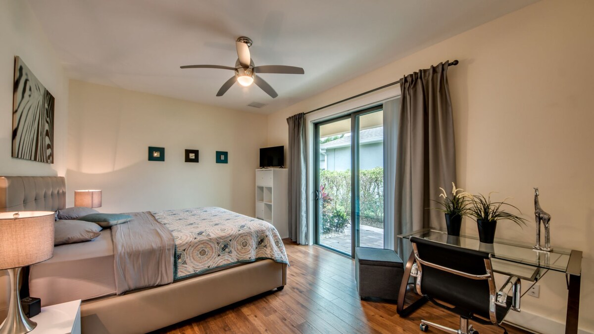 Blick auf den Kanal mit privatem Bootssteg und Sitzbereich im Außenbereich.