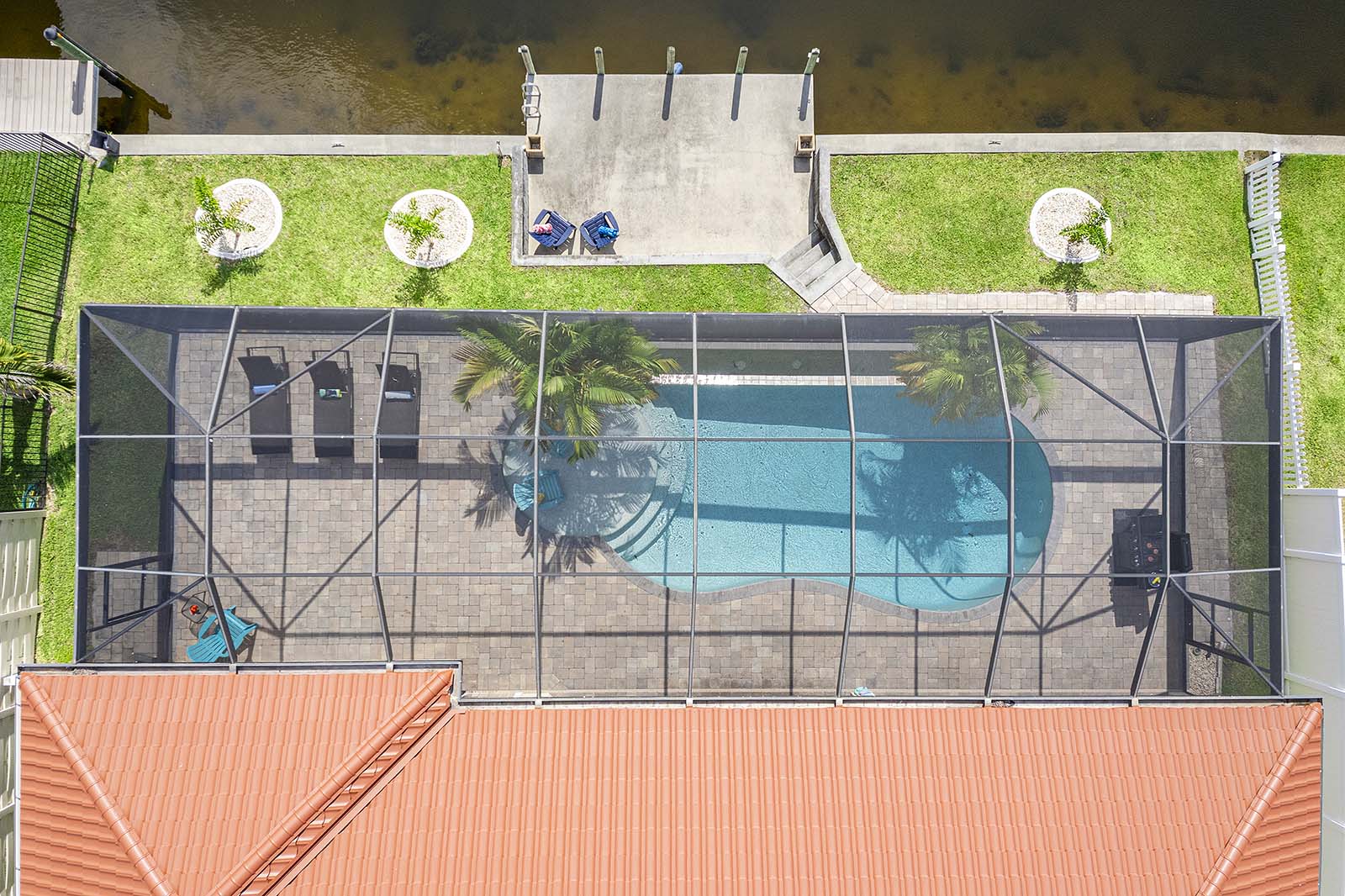 Terrasse am Kanal mit Sitzbereich und Blick aufs Wasser
