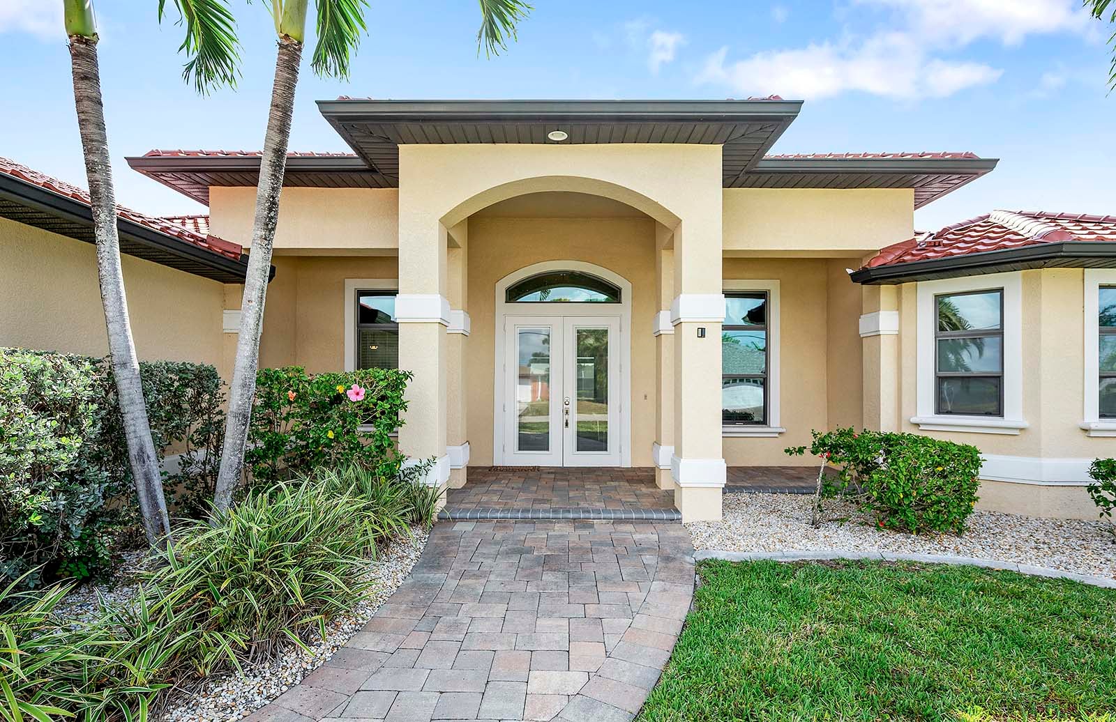 Blick auf den Kanal mit privatem Bootssteg und Uferbereich.