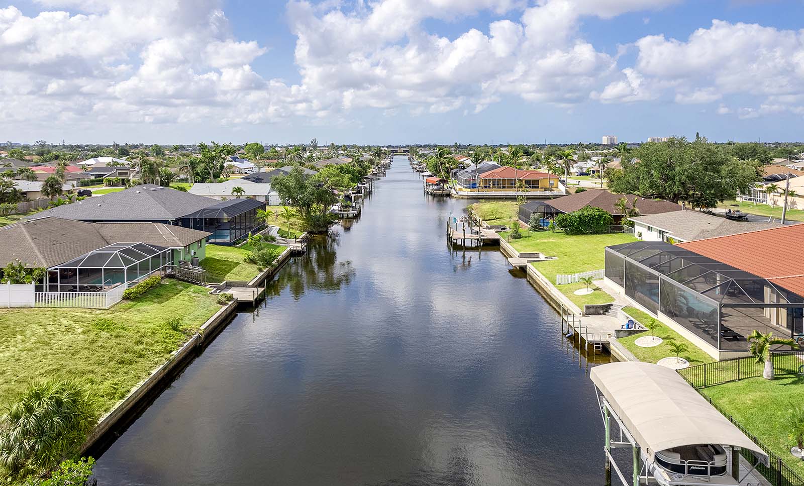 Bootssteg am Kanal mit Blick aufs Wasser