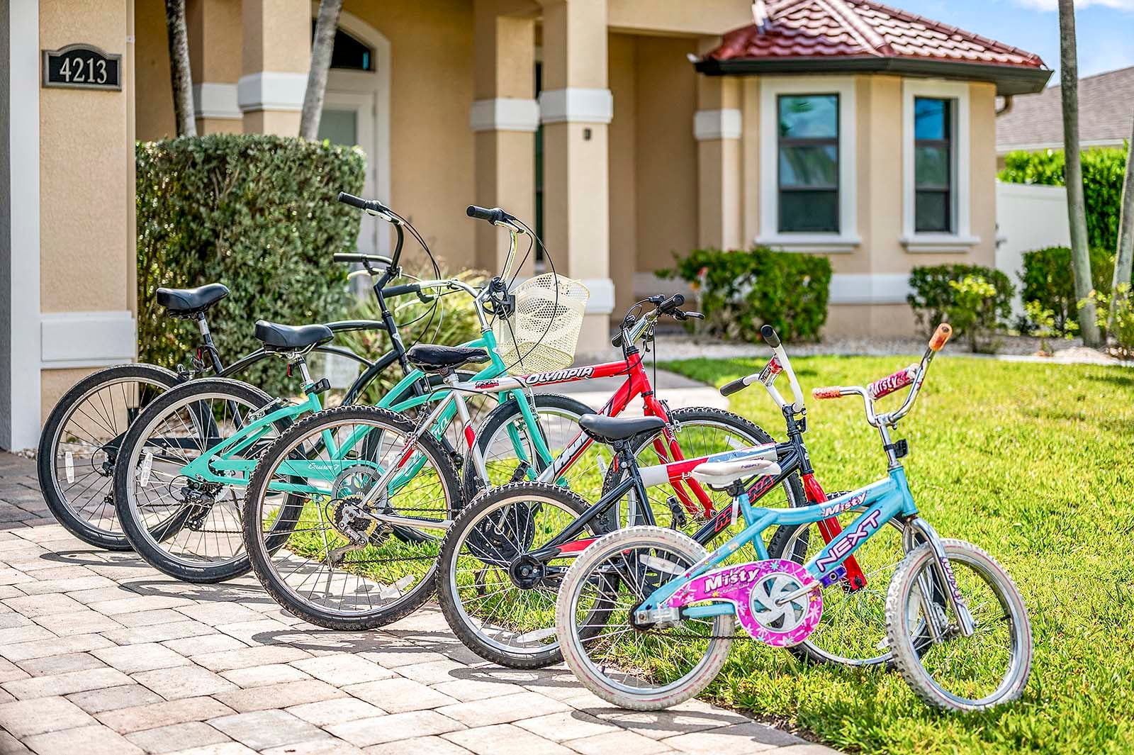 Blick auf den Kanal mit privatem Bootssteg am Wasser.