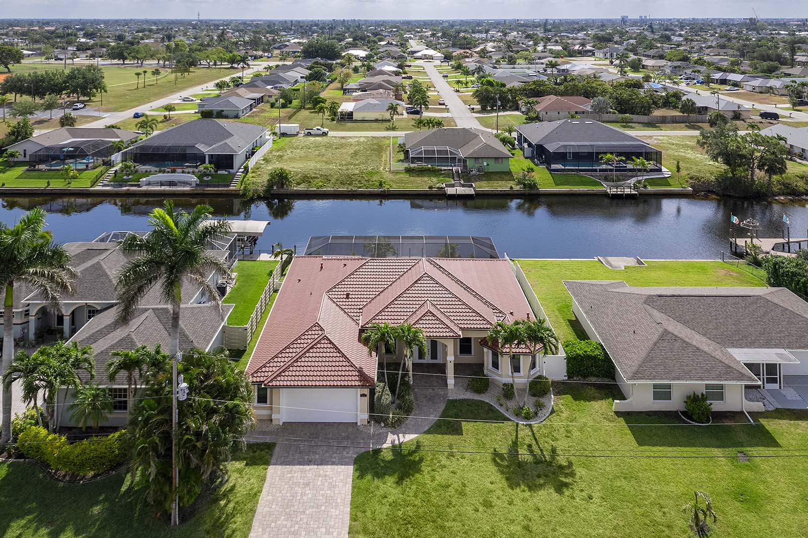 Blick vom Kanal auf den privaten Bootssteg am Wasser.