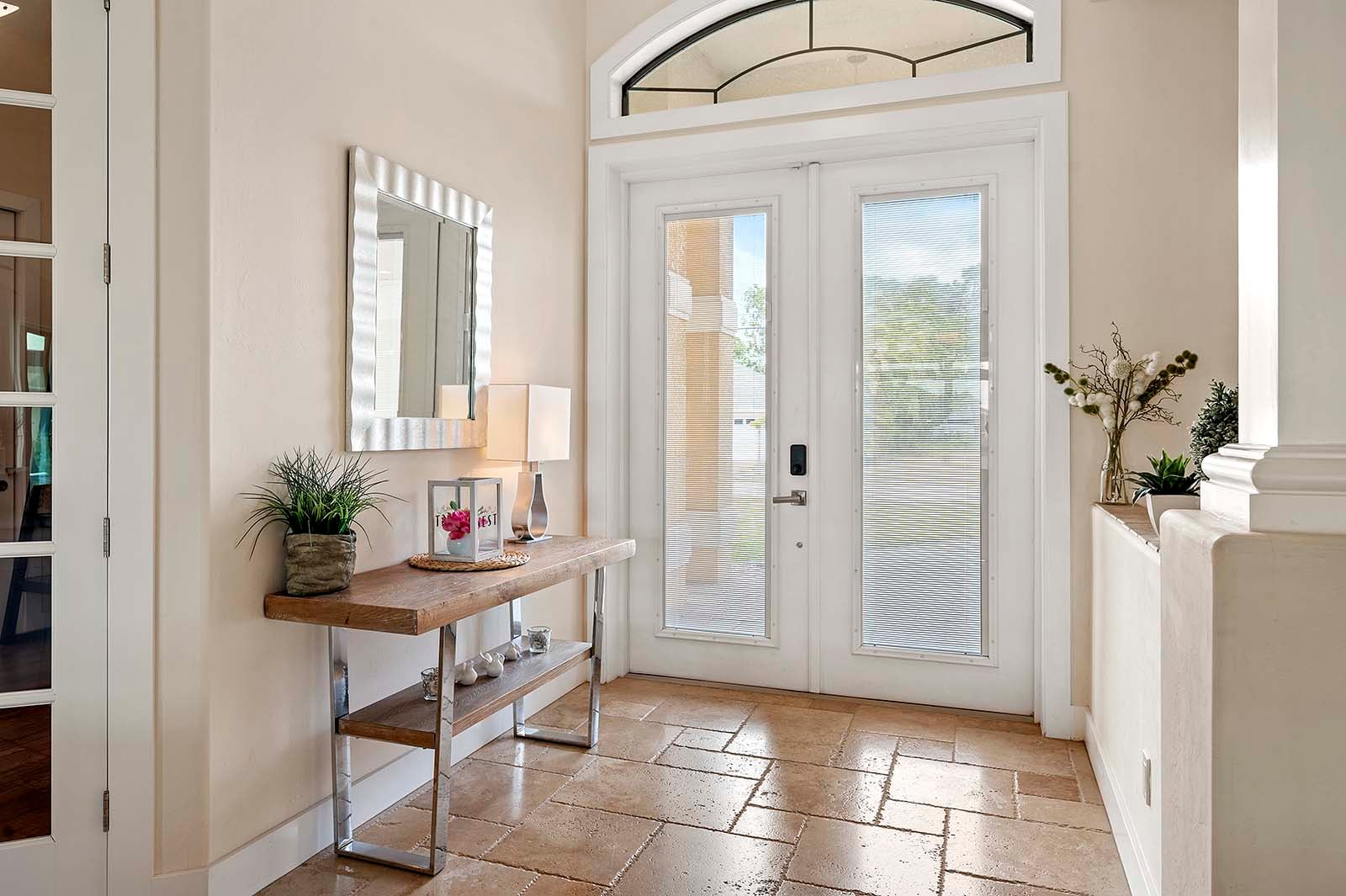 Blick auf den Kanal mit privatem Bootssteg.