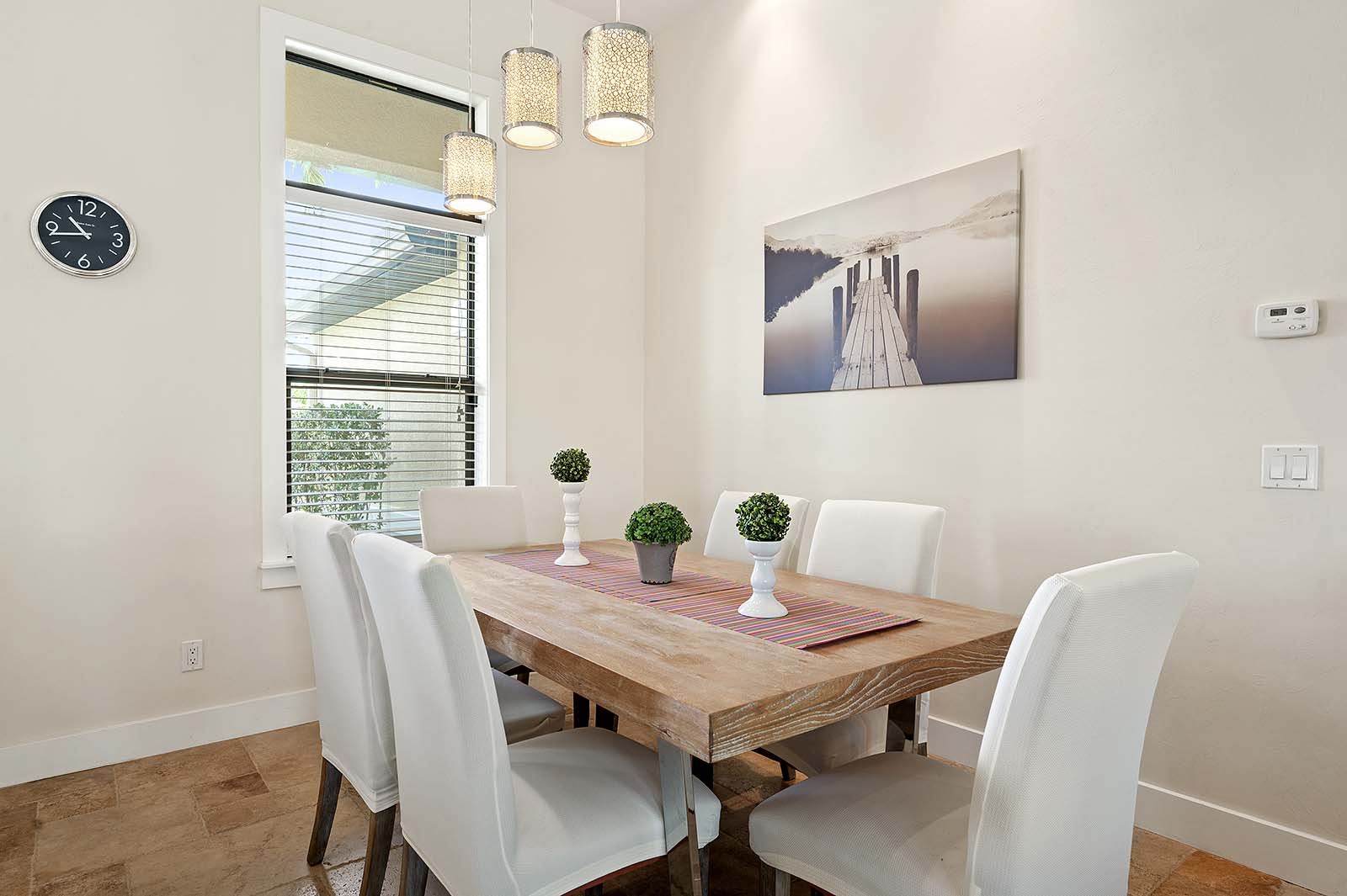 Blick auf den Kanal mit privatem Bootssteg und Uferbereich.