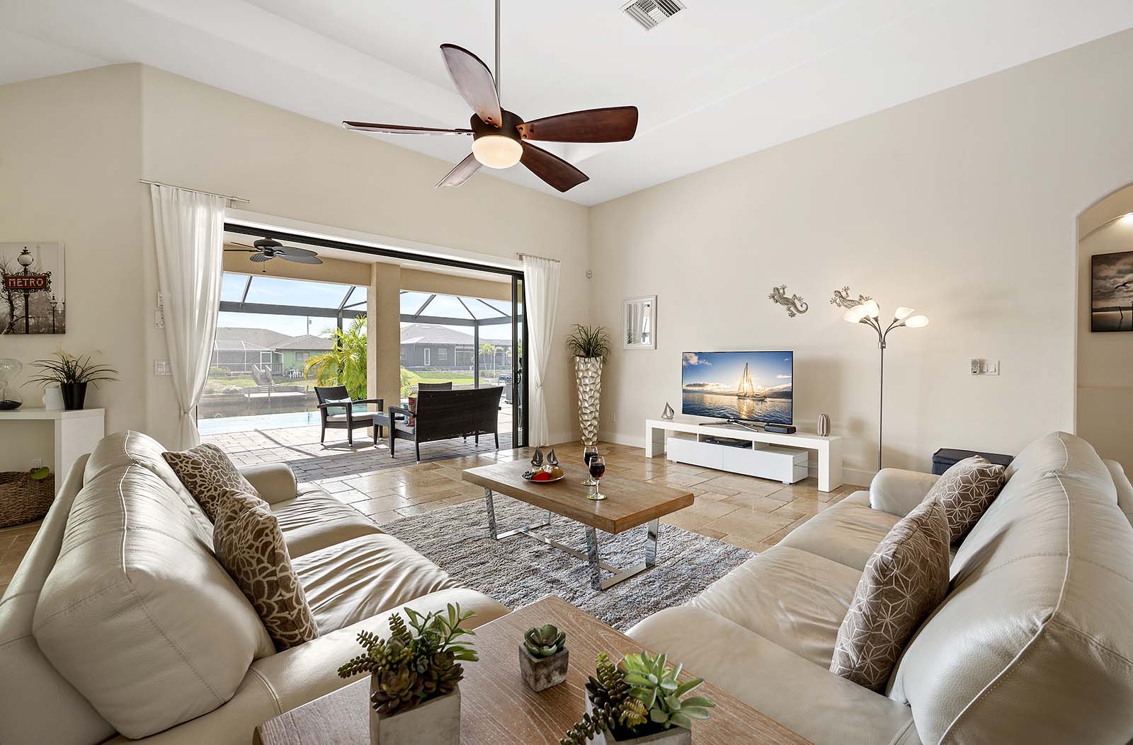 Blick auf den Kanal mit privatem Bootssteg und Sitzbereich im Außenbereich.