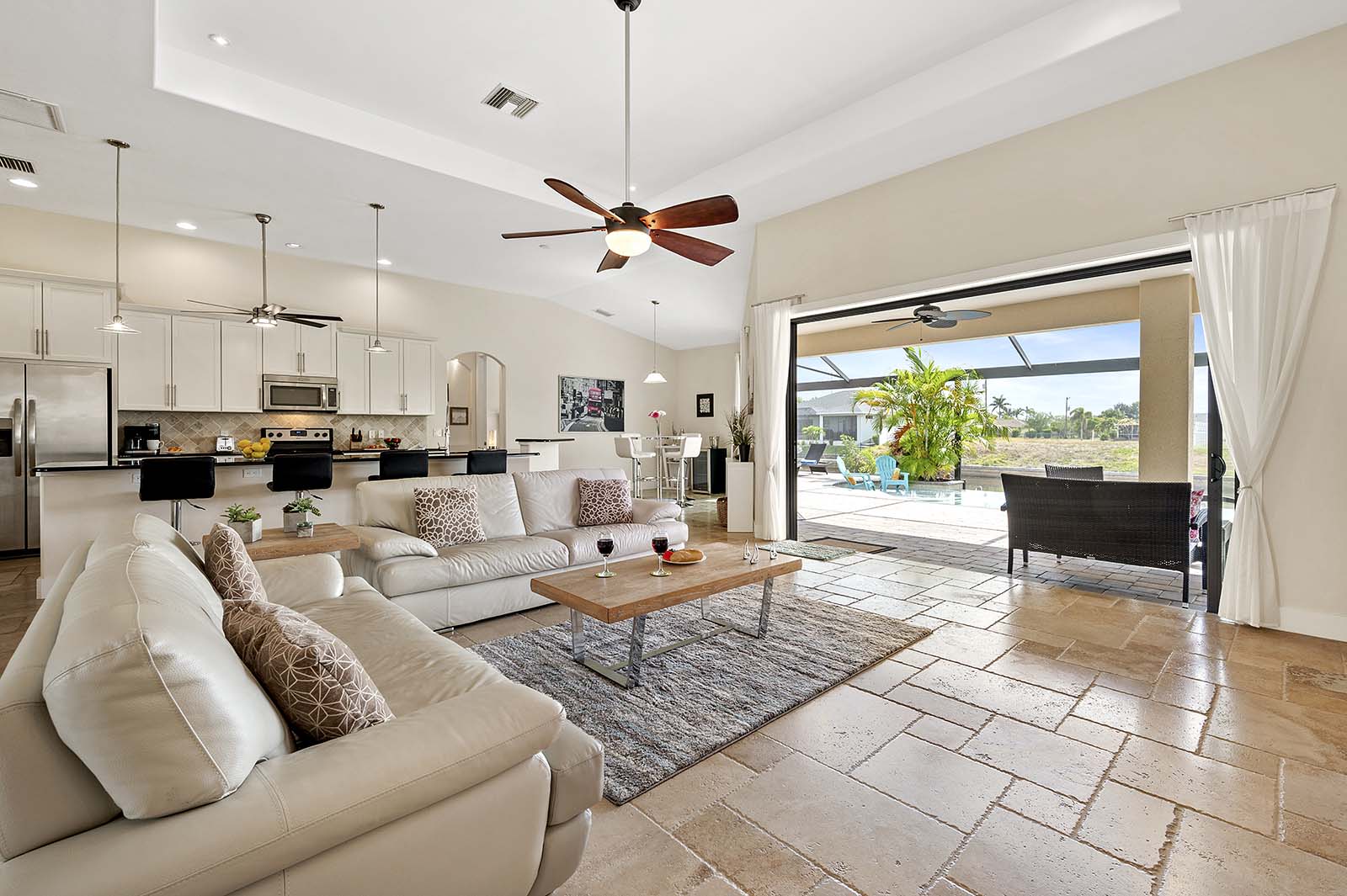 Veranda mit Grill und Blick auf den Kanal