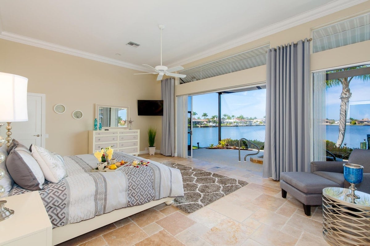 Überdachte Veranda am Kanal mit Sitzbereich und Blick aufs Wasser