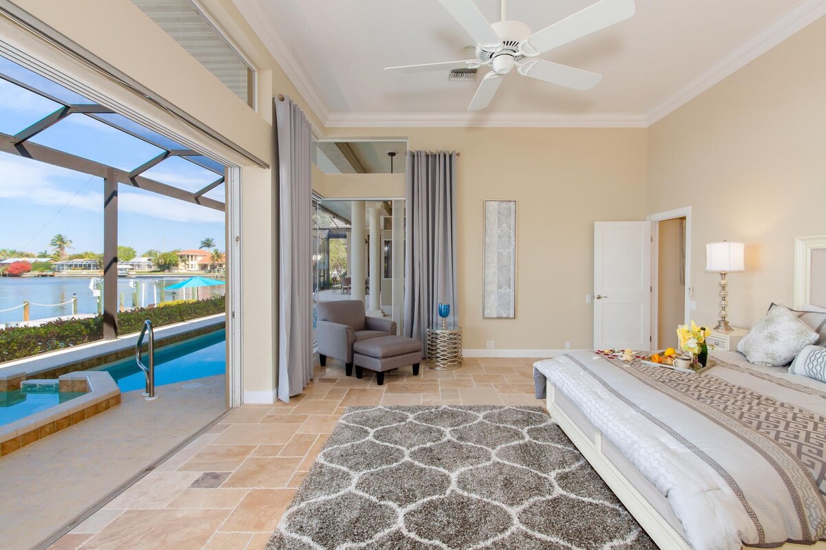 Überdachte Veranda mit Sitzbereich und Blick auf den Kanal.