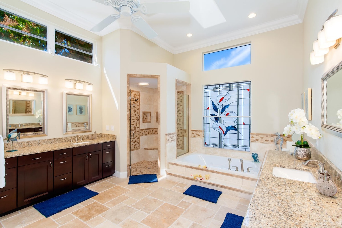 Überdachte Veranda am Kanal mit Sitzbereich und Blick aufs Wasser