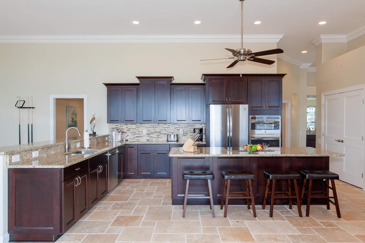 Überdachte Veranda mit Sitzbereich am Kanal bei Sonnenuntergang