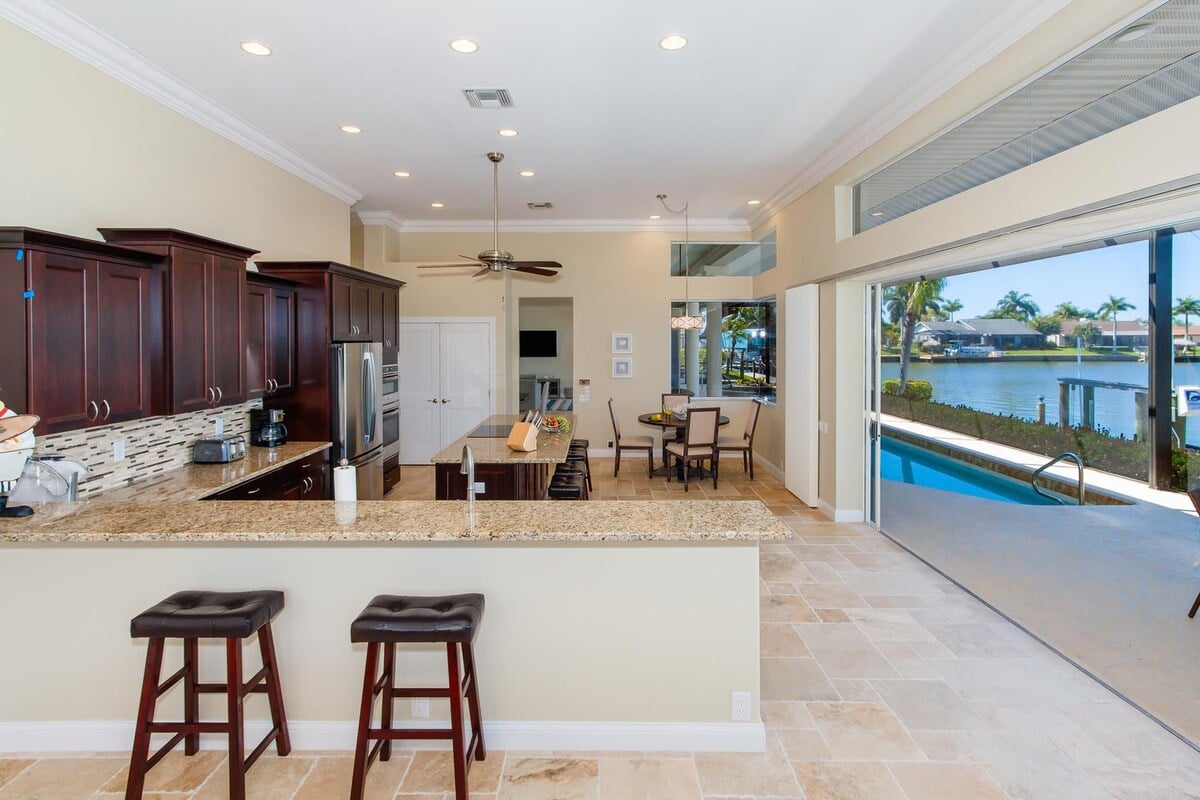 Überdachte Veranda mit Sitzbereich und Blick auf den Kanal.