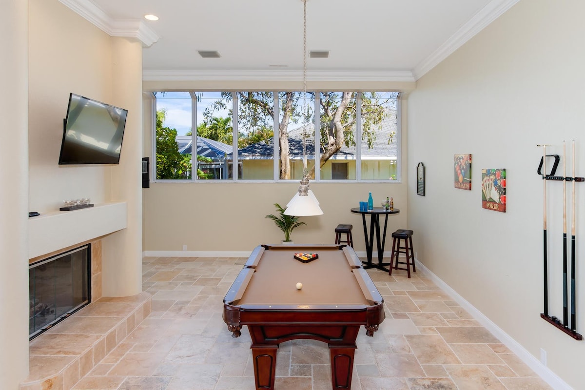 Überdachte Veranda mit Sitzbereich am Kanal bei Sonnenuntergang.