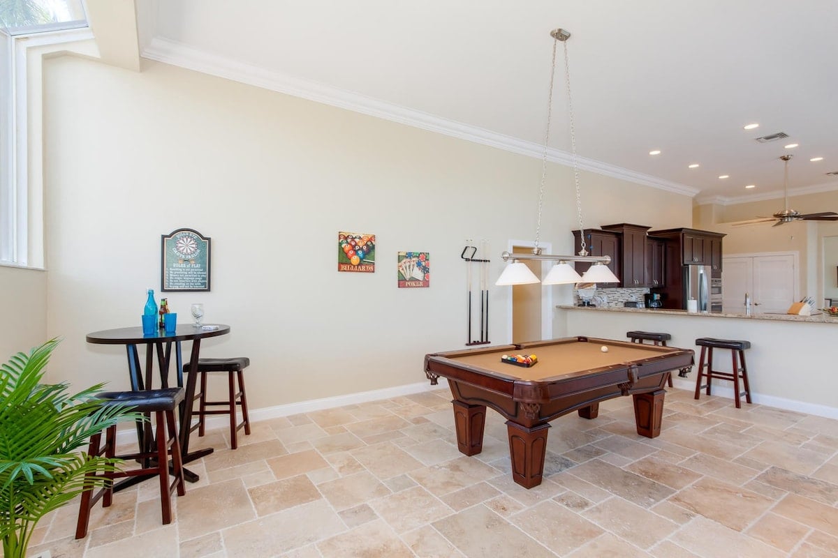 Überdachte Veranda am Kanal mit Sitzbereich und Blick aufs Wasser.