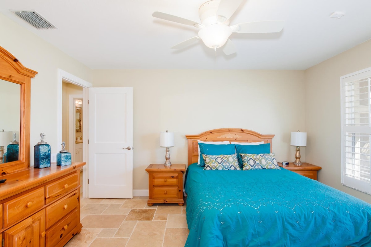 Außenbereich am Kanal mit privatem Bootsdock und Bootslift.