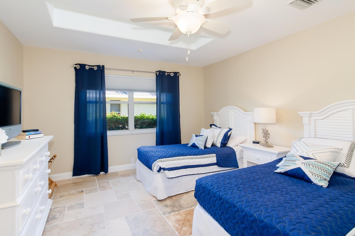 Überdachte Veranda am Kanal mit Sitzbereich und Blick aufs Wasser