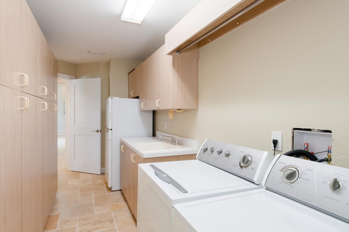 Überdachte Veranda am Kanal mit Sitzbereich und Blick aufs Wasser