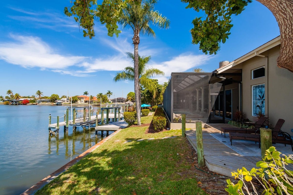 Überdachte Veranda am Kanal mit Sitzbereich und Blick auf das Wasser