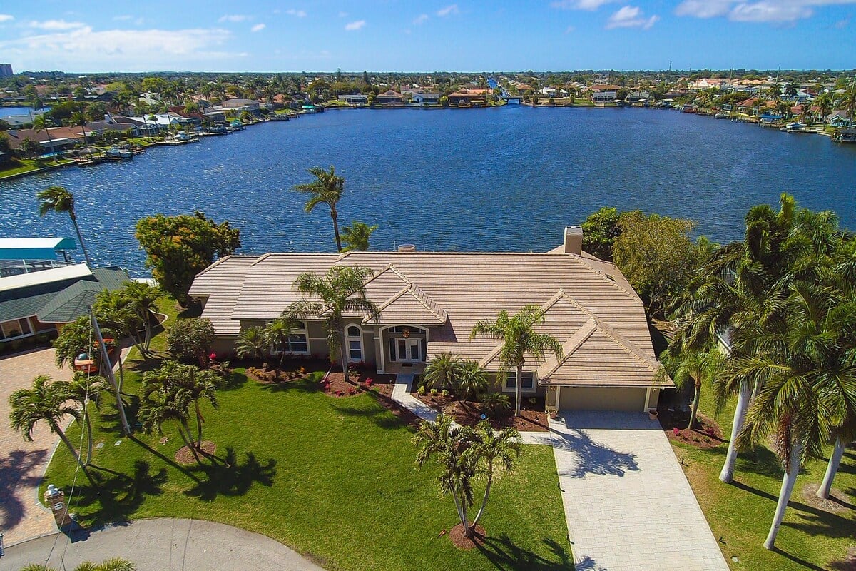 Überdachte Veranda am Kanal mit Sitzbereich und Blick aufs Wasser