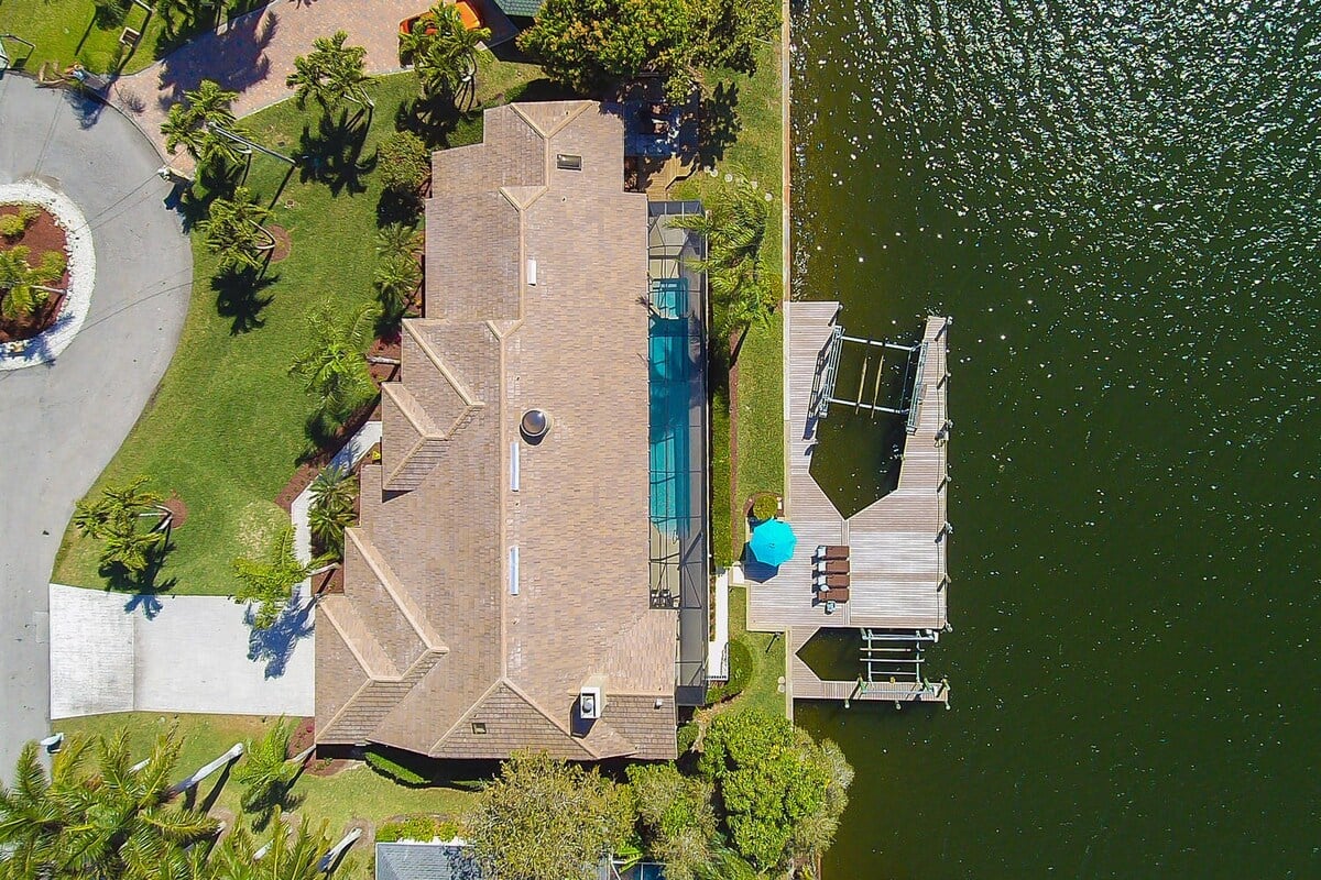 Überdachte Veranda am Kanal mit Sitzbereich und Blick auf das Wasser