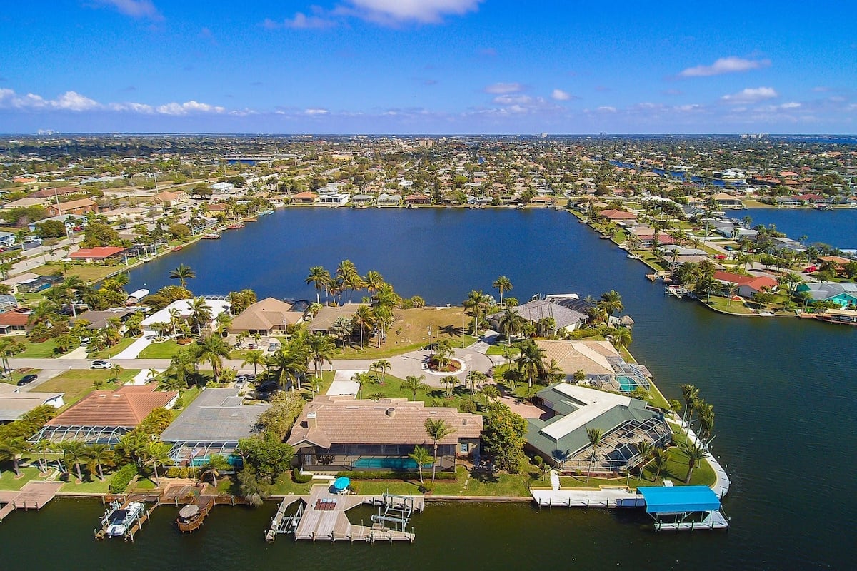 Überdachte Veranda am Kanal mit Sitzbereich und Blick aufs Wasser