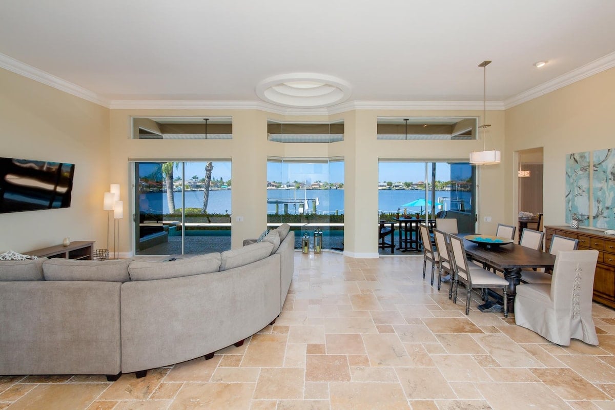 Überdachte Veranda am Kanal mit Sitzbereich und Blick aufs Wasser.