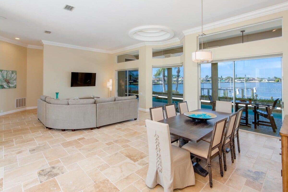 Überdachte Veranda am Kanal mit Sitzbereich und Blick aufs Wasser