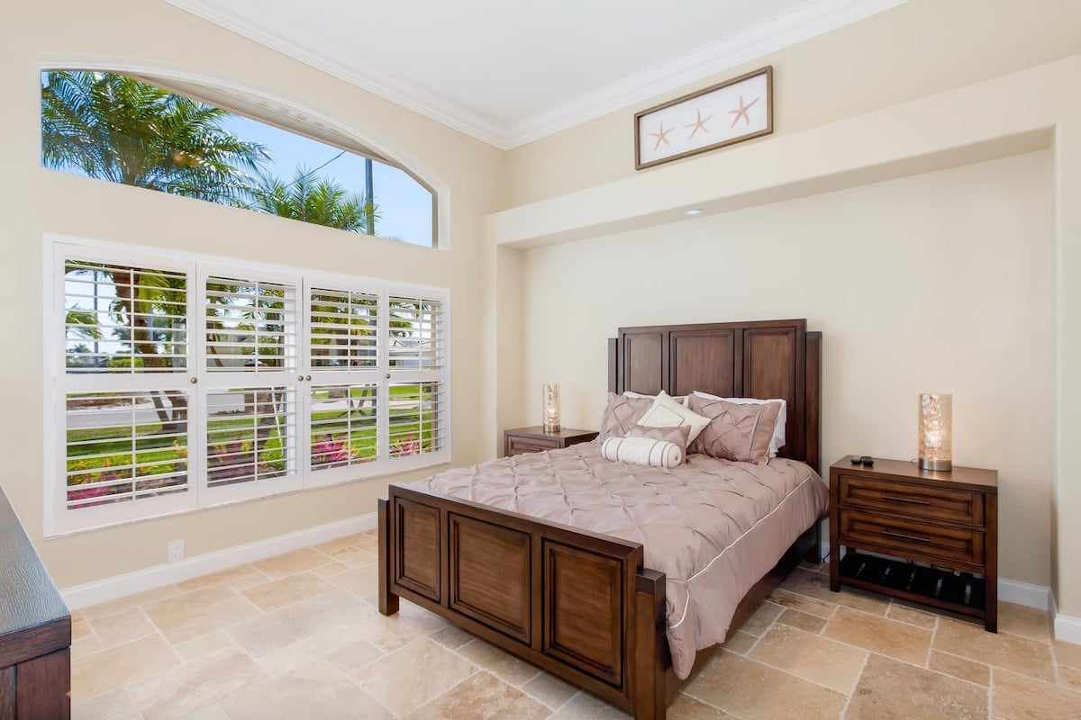 Überdachte Veranda am Kanal mit Sitzbereich und Blick aufs Wasser