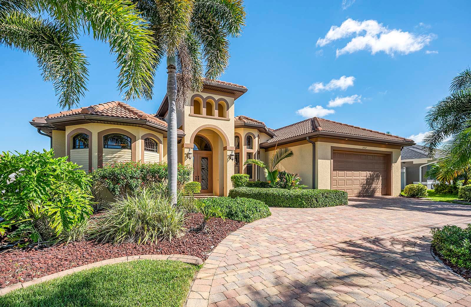 Ferienhaus am Kanal mit privatem Salzwasser-Pool und eigenem Bootsdock.