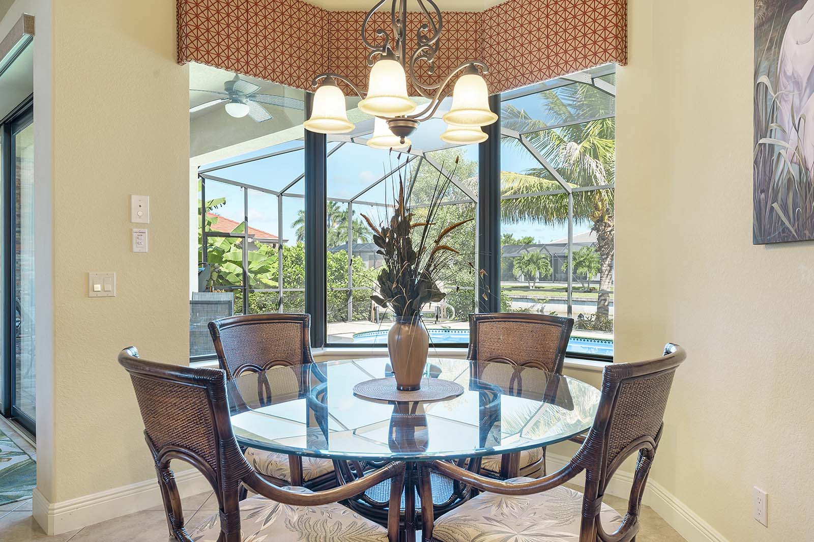 Terrasse am Kanal mit Blick aufs Wasser und privatem Bootsanleger.