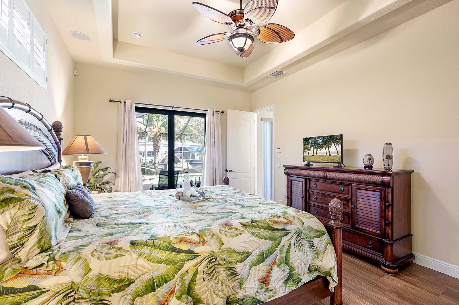 Terrasse am Kanal mit Blick aufs Wasser und privatem Bootsanleger.