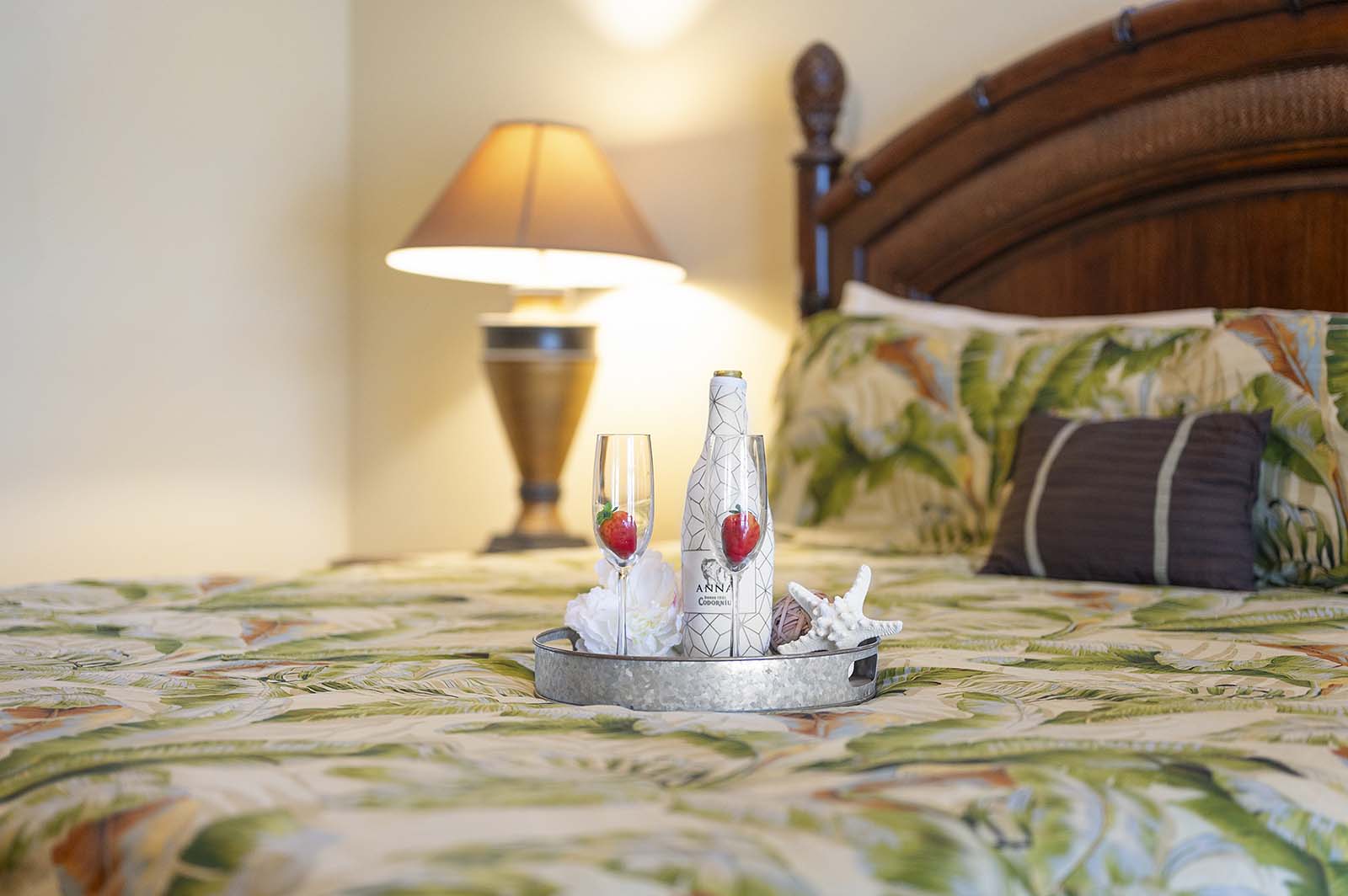 Terrasse am Kanal mit Wasserblick, privatem Dock und Salzwasser-Pool.