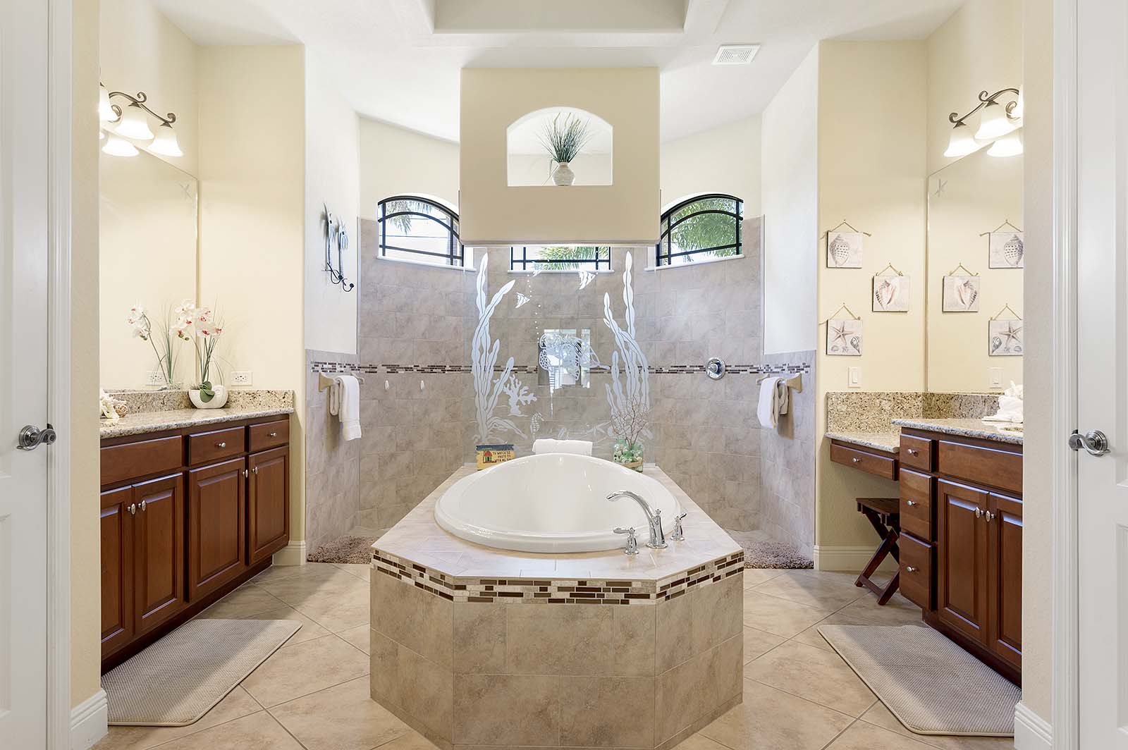 Terrasse am Kanal mit Blick aufs Wasser und privatem Bootsanleger.