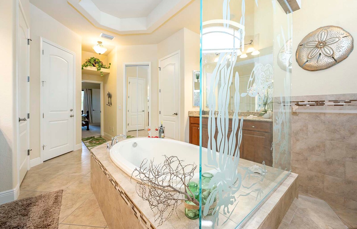 Terrasse am Kanal mit Blick aufs Wasser und privatem Bootssteg.