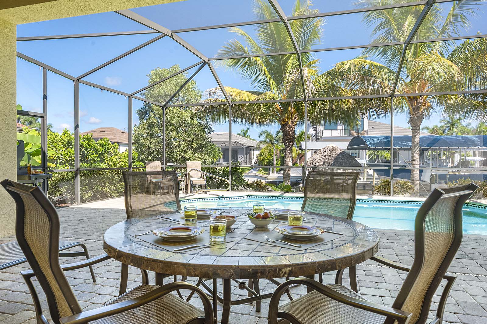 Terrasse am Kanal mit Wasserblick und privatem Bootsanleger.