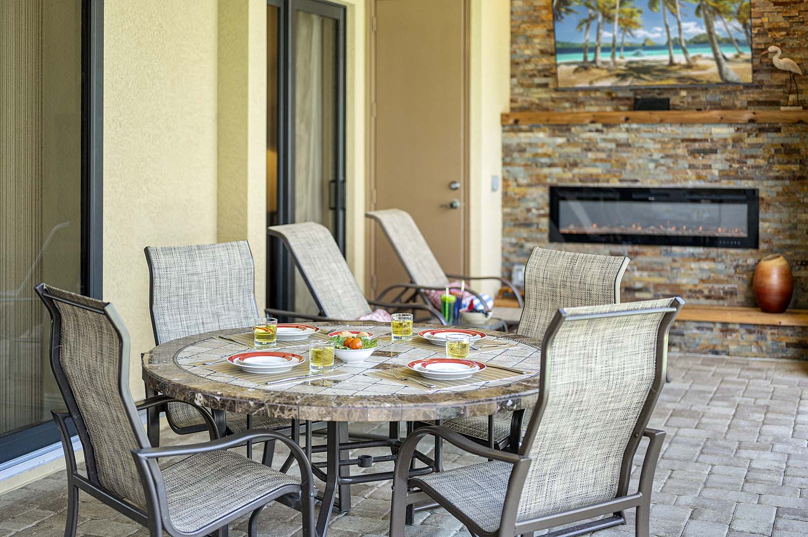 Terrasse am Kanal mit Wasserblick und privatem Bootsanleger.
