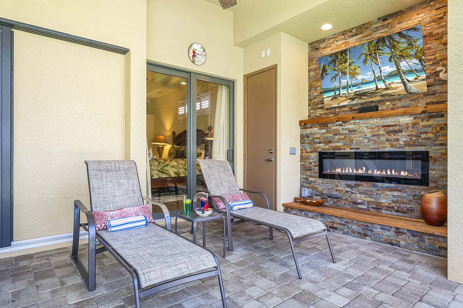 Terrasse am Kanal mit Wasserblick und privatem Bootsanleger.