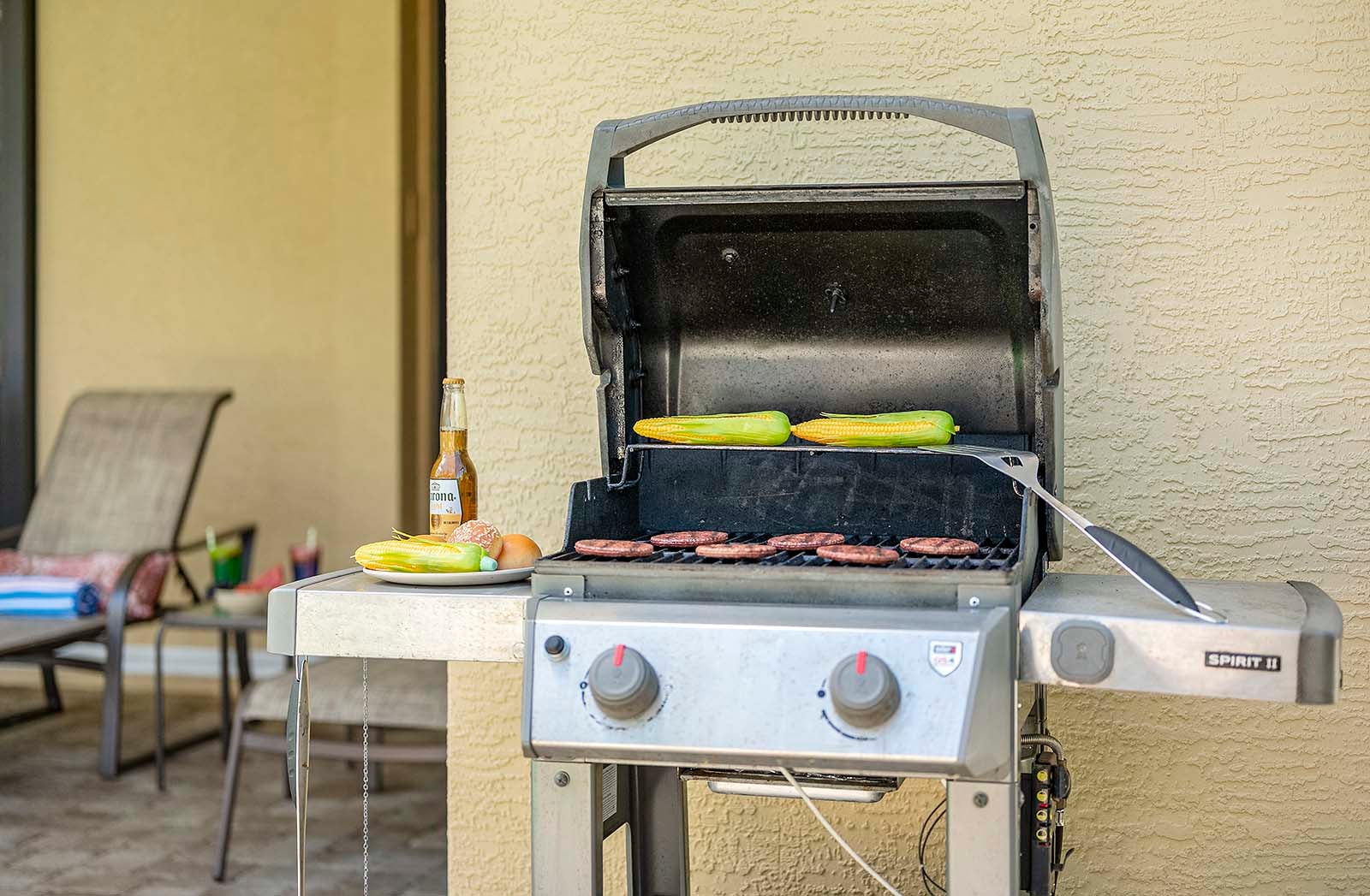 Große Terrasse/Lanai mit Außen-Essplatz und Loungebereich am Kanal.