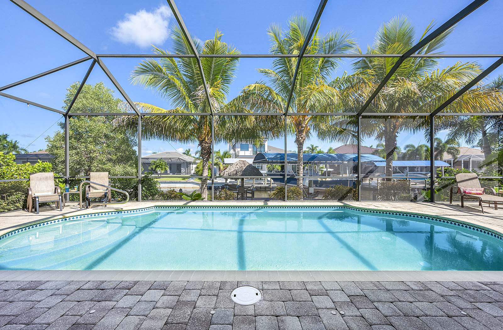 Terrasse am Kanal mit Wasserblick und privatem Bootsanleger.