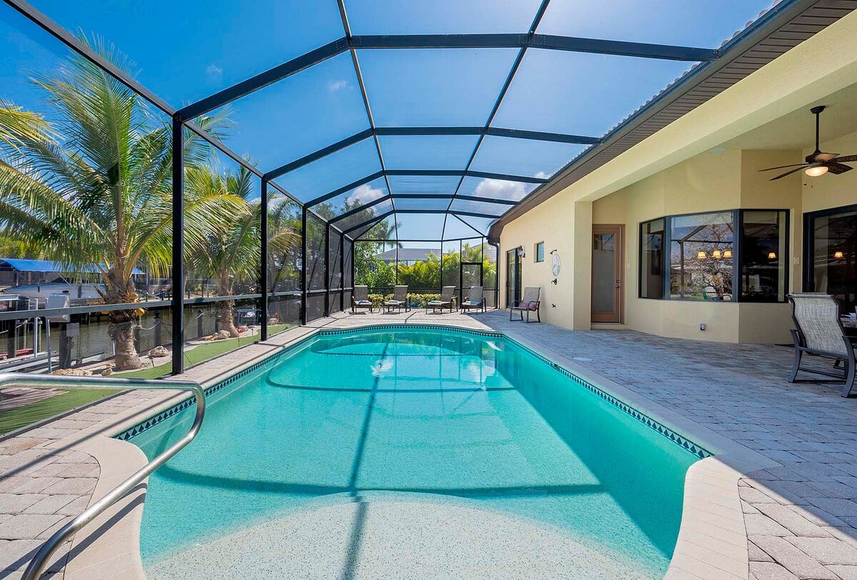 Terrasse am Kanal mit Wasserblick und privatem Bootssteg.