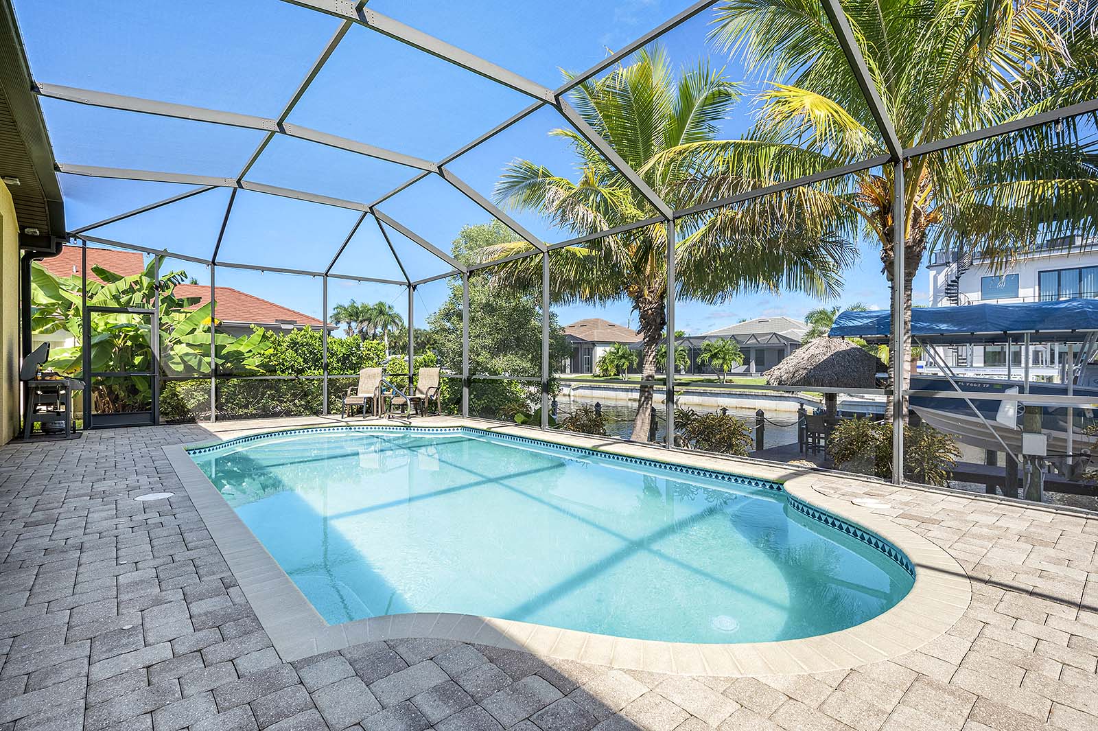 Terrasse am Kanal mit Wasserblick und privatem Bootsanleger.