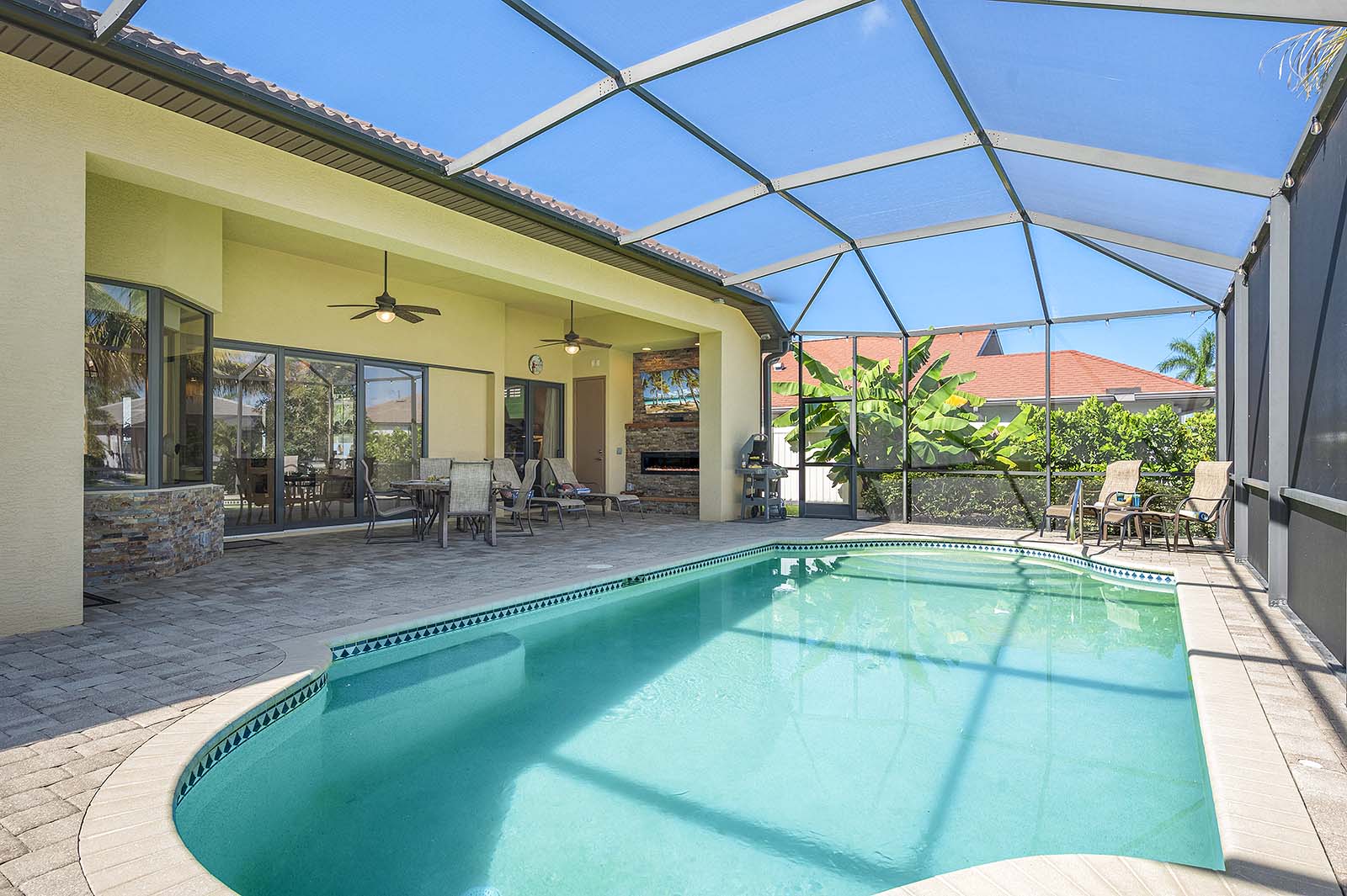 Terrasse am Kanal mit Wasserblick und privatem Bootssteg.