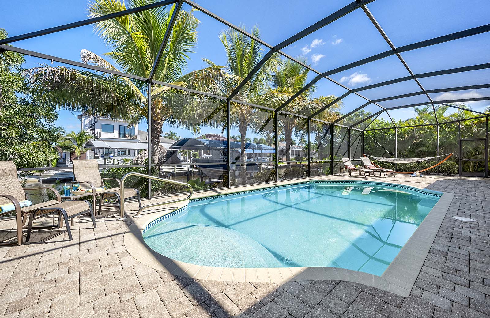 Terrasse am Kanal mit Wasserblick und privatem Bootsanleger.